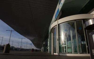 ¿Cómo funciona un parking con traslado al aeropuerto?