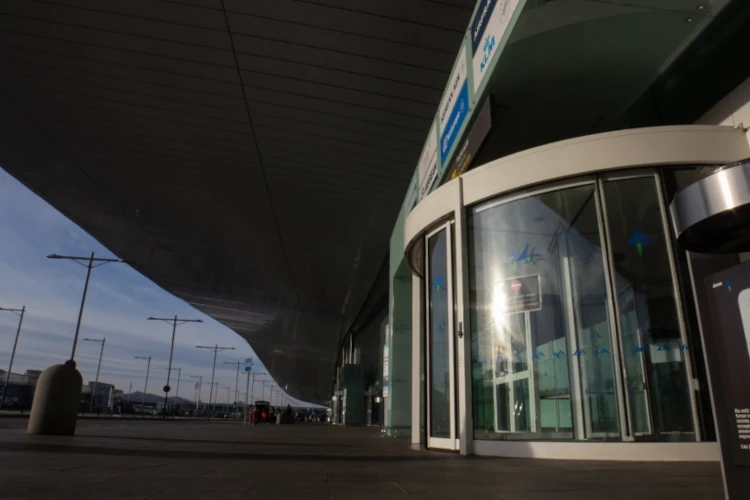 ¿Cómo funciona un parking con traslado al aeropuerto?